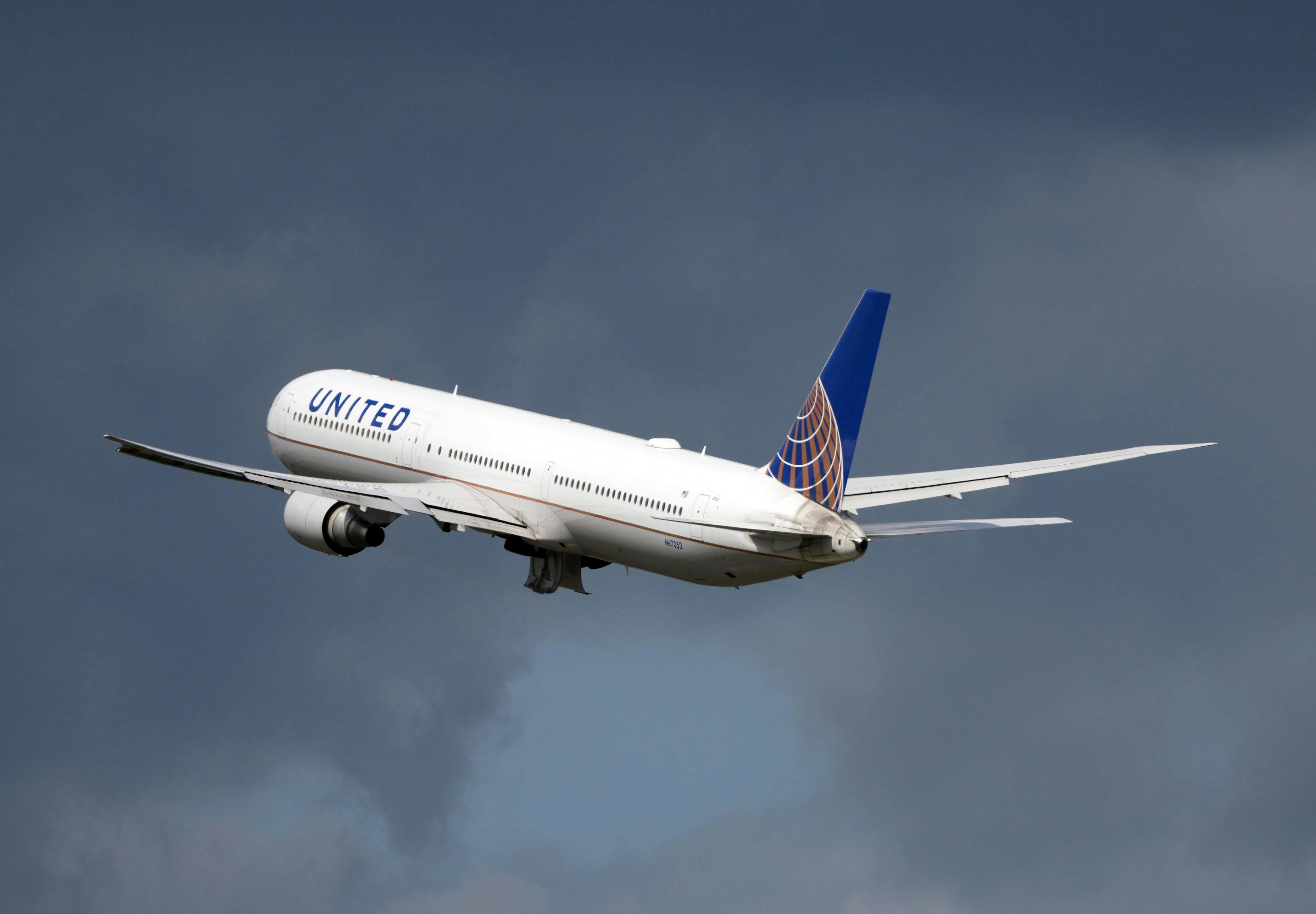 A United airline jet